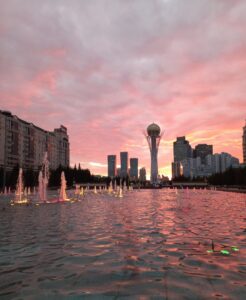 Astana: Il Boulevard Nurzhol al tramonto con la Bayterek Tower