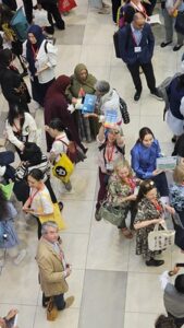 WLIC, Astana: un’immagine dal flash mob di lettura collettiva al centro commerciale Mega Silk Way accanto al Congress center